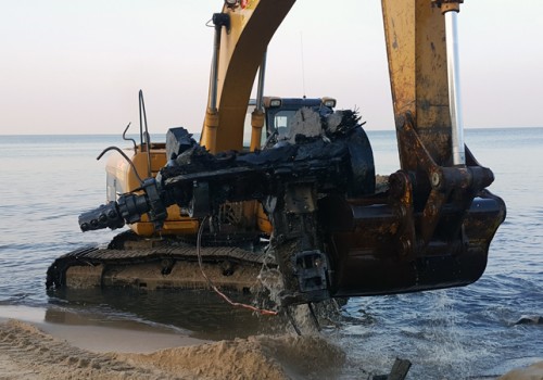 Eksploratorzy wydobyli fragmenty dwóch łodzi na plaży w Sztutowie