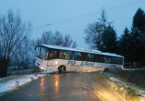 Autobus szkolny zablokował drogę powiatową Sztutowo - Rybina