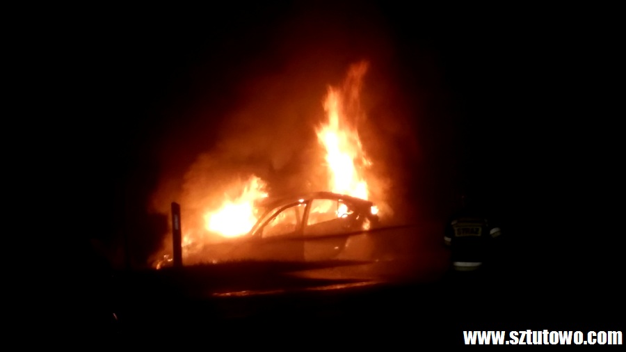 Pożar samochodu na drodze Sztutowo - Stegna, fot. 2/27