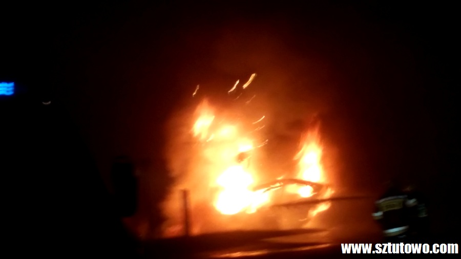 Pożar samochodu na drodze Sztutowo - Stegna, fot. 3/27