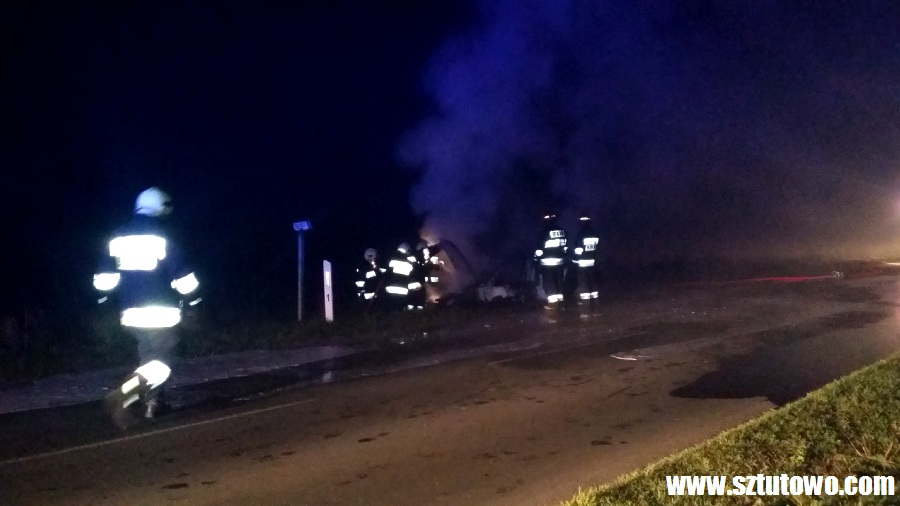 Pożar samochodu na drodze Sztutowo - Stegna, fot. 10/27
