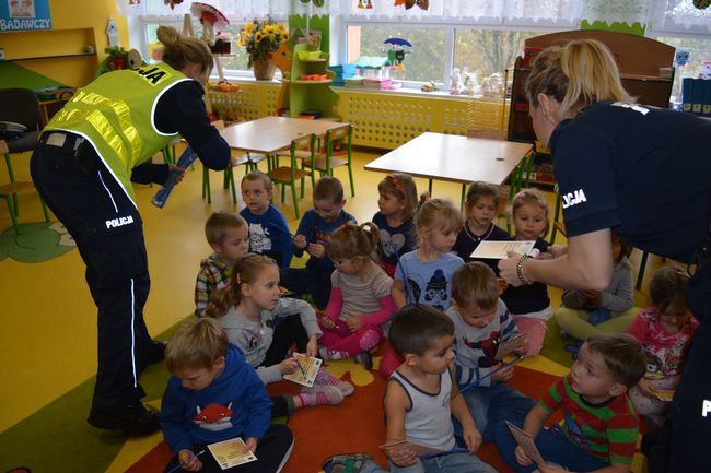 Policjanci odwiedzili dzieci z Przedszkola w Sztutowie, fot. 5/18