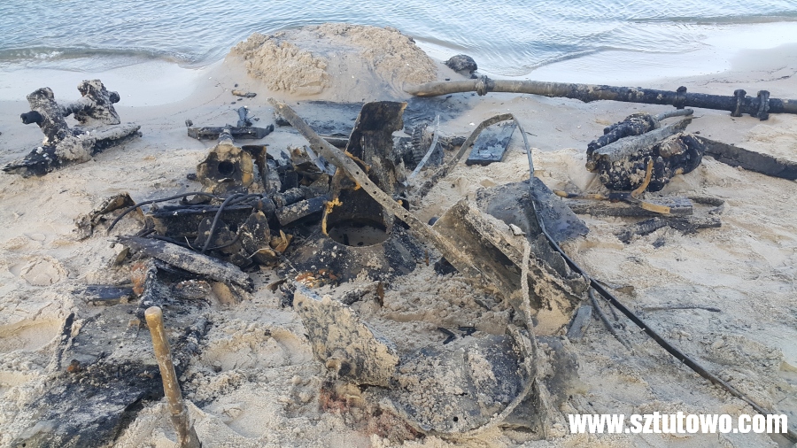 Fragmenty łodzi wydobyte na plaży w Sztutowie, fot. 1/37