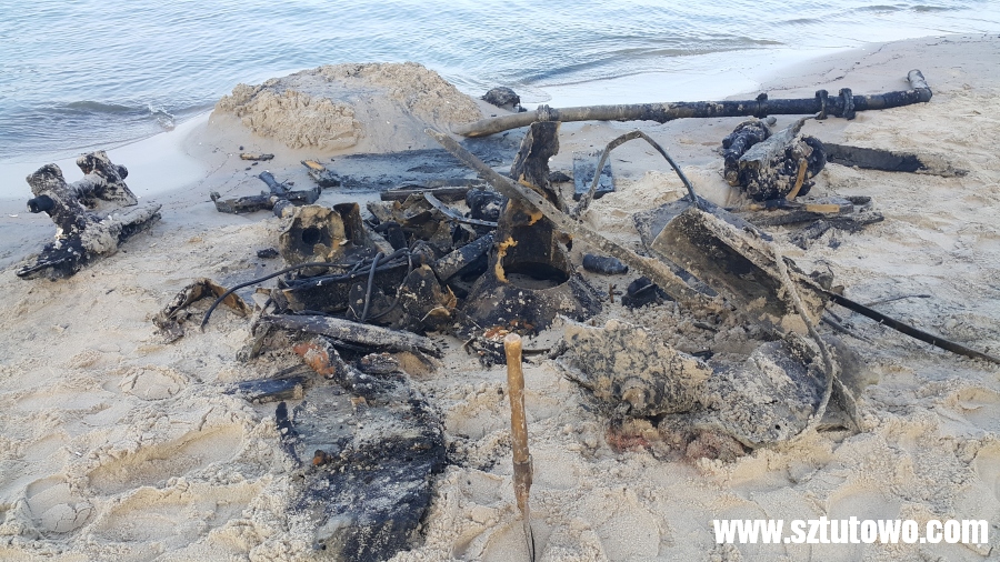 Fragmenty łodzi wydobyte na plaży w Sztutowie, fot. 2/37