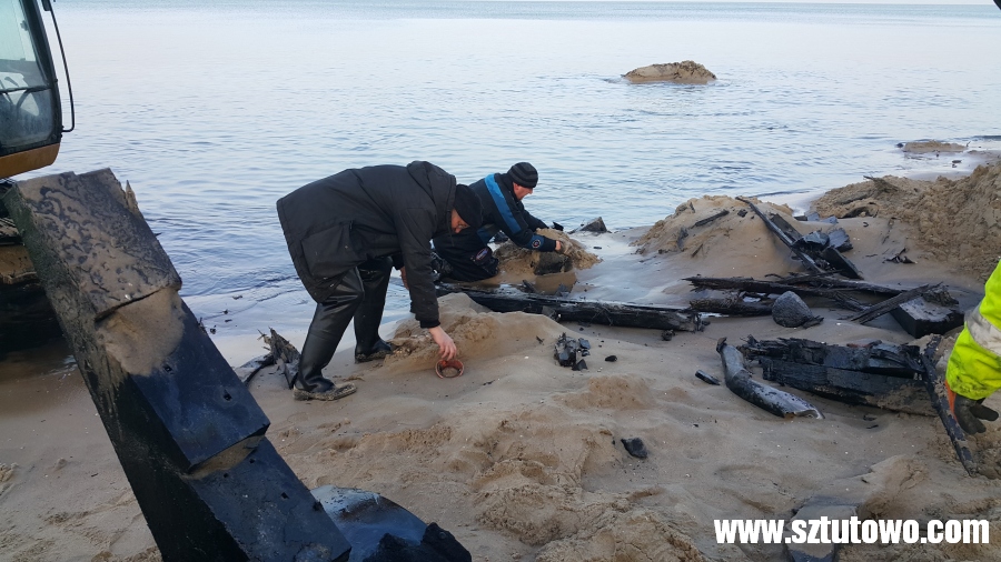 Fragmenty łodzi wydobyte na plaży w Sztutowie, fot. 13/37