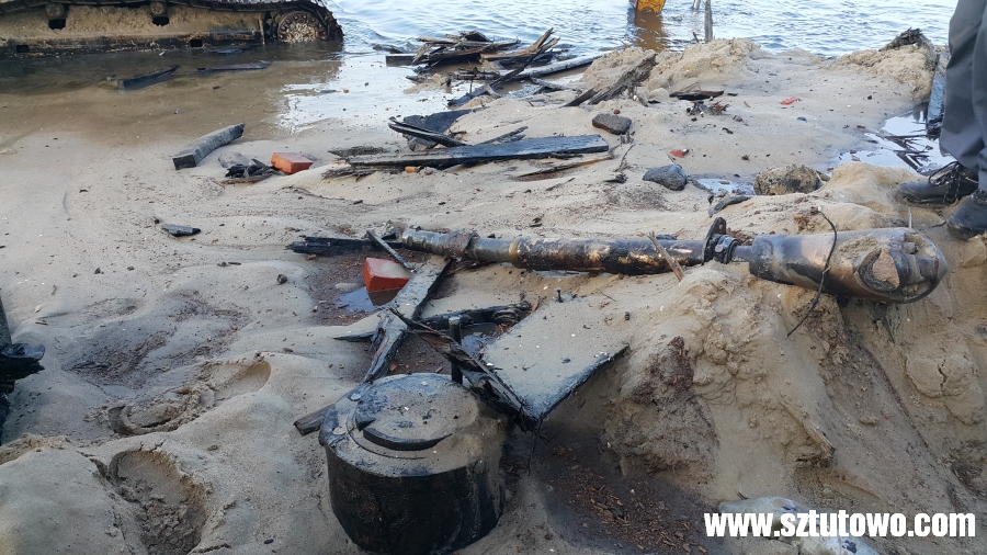 Fragmenty łodzi wydobyte na plaży w Sztutowie, fot. 20/37