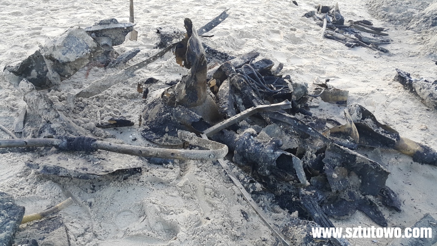 Fragmenty łodzi wydobyte na plaży w Sztutowie, fot. 23/37