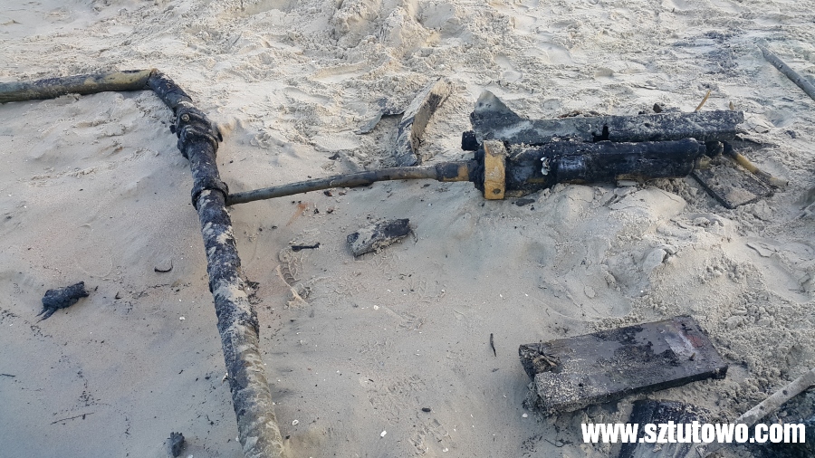 Fragmenty łodzi wydobyte na plaży w Sztutowie, fot. 28/37