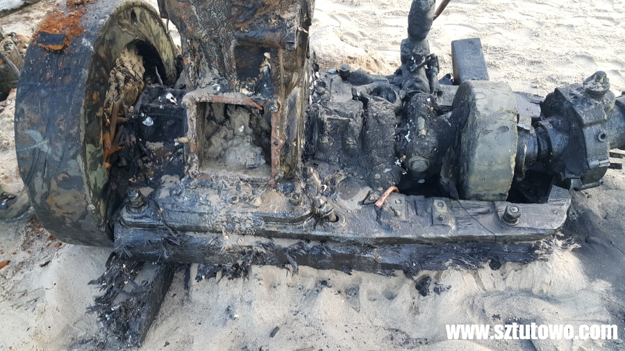 Fragmenty łodzi wydobyte na plaży w Sztutowie, fot. 35/37