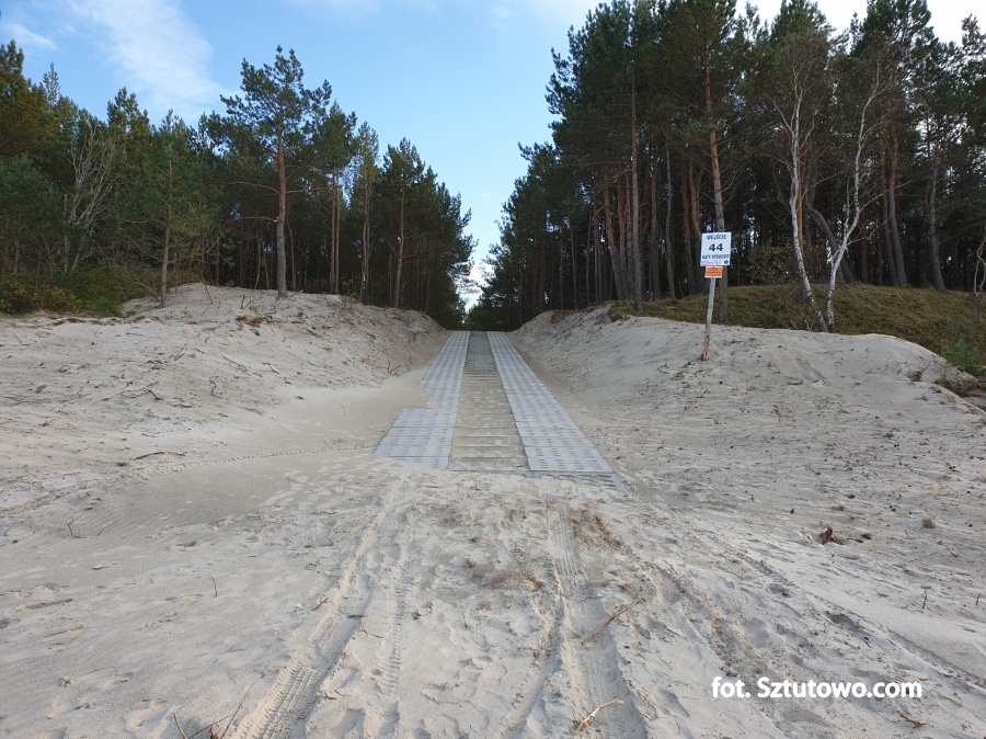 Budowa nowych i remont istniejących zejść na plaże w gminie Sztutowo dobiega końca, fot. 1/18