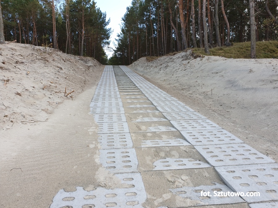 Budowa nowych i remont istniejących zejść na plaże w gminie Sztutowo dobiega końca, fot. 2/18
