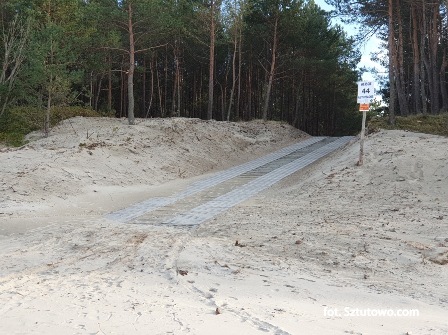 Budowa nowych i remont istniejących zejść na plaże w gminie Sztutowo dobiega końca, fot. 5/18