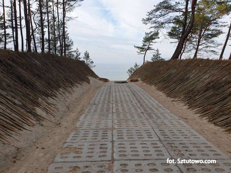Budowa nowych i remont istniejących zejść na plaże w gminie Sztutowo dobiega końca, fot. 15/18