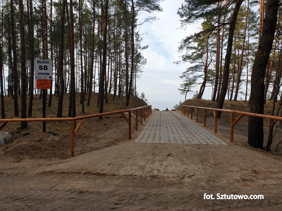 Budowa nowych i remont istniejących zejść na plaże w gminie Sztutowo dobiega końca, fot. 16/18