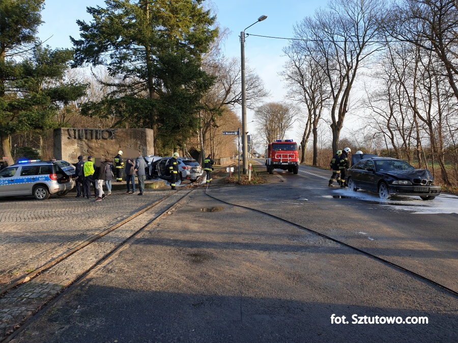 Wypadek koło Muzeum Stutthof. Auto wjechało w pomnik, fot. 2/8