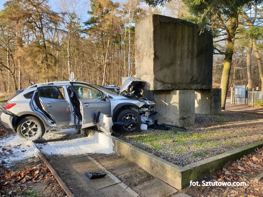 Wypadek koło Muzeum Stutthof. Auto wjechało w pomnik, fot. 4/8