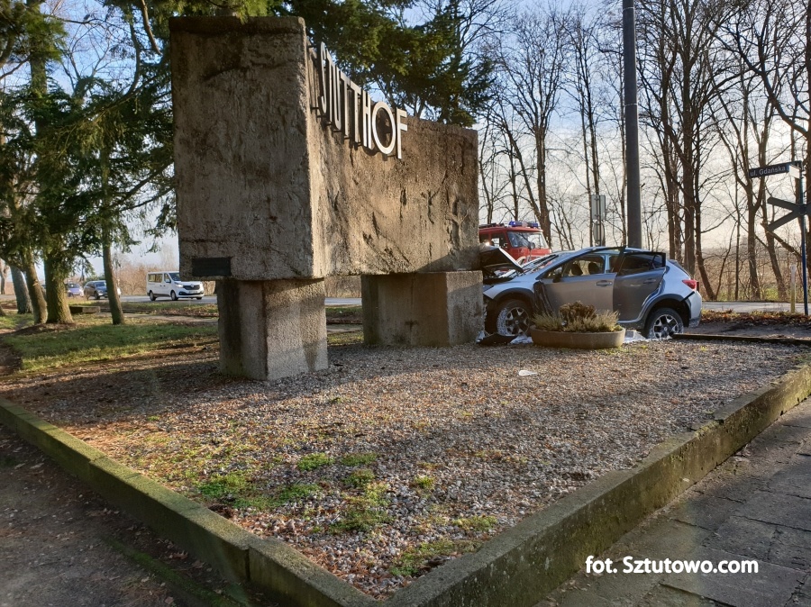 Wypadek koło Muzeum Stutthof. Auto wjechało w pomnik, fot. 5/8