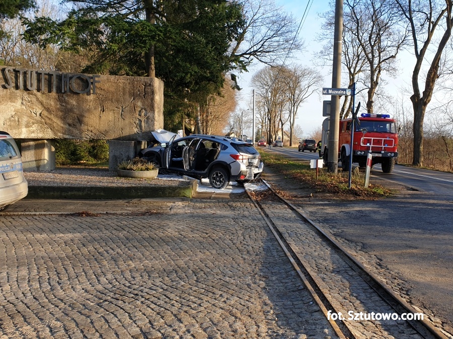 Wypadek koło Muzeum Stutthof. Auto wjechało w pomnik, fot. 7/8