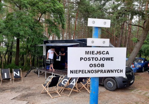 W Kątach Rybackich lokalni handlarze blokują miejsca niepełnosprawnym
