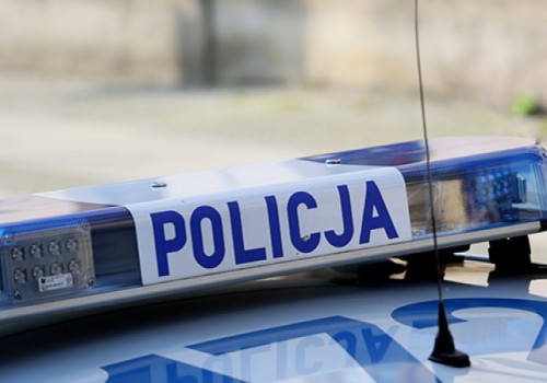Wandal niszczył policyjny radiowóz przy posterunku w Sztutowie